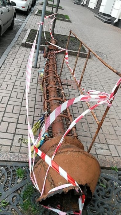 Фото 4 — В центре Киева рухнул шпиль здания (ФОТО)