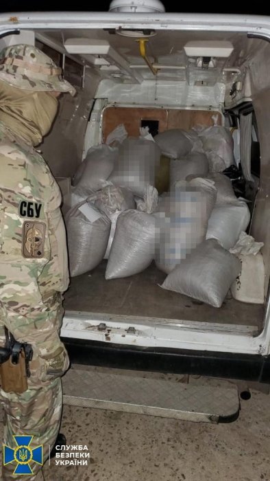 Фото 2 — СБУ ликвидировала канал сбыта янтаря в Азию (ФОТО)