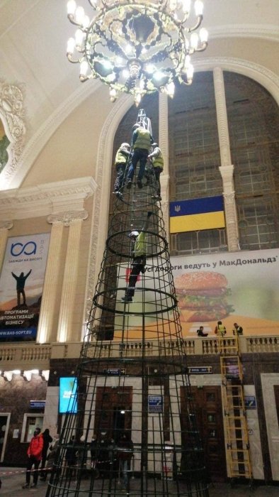 Фото 2 — Елку на вокзале в Киеве нашли, и стоит она в десять раз дешевле — "Укрзализныця"