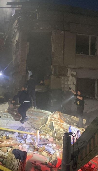 Фото 2 — Оккупанты нанесли удар по дому под Днепром: есть пострадавшие, под завалами могут быть люди (ФОТО/ВИДЕО)