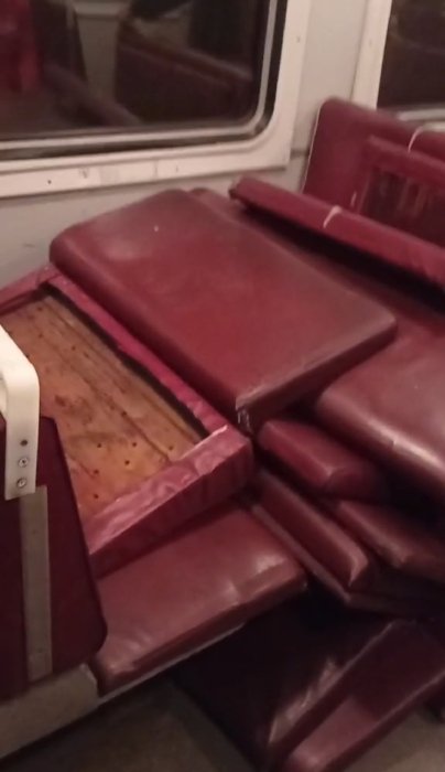 Фото 2 — "Укрзализныця" обеспокоена случаями разгрома вагонов электричек подростками-вандалами