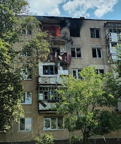 Фото 2 — В Харьковской области оккупанты обстреляли из танка многоквартирный дом и ракетами С-300 повредили предприятие