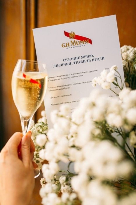 Фото 5 — Лисички, трави та ягоди: ресторан DOM №10 створив сезонне меню разом з Mumm Champagne