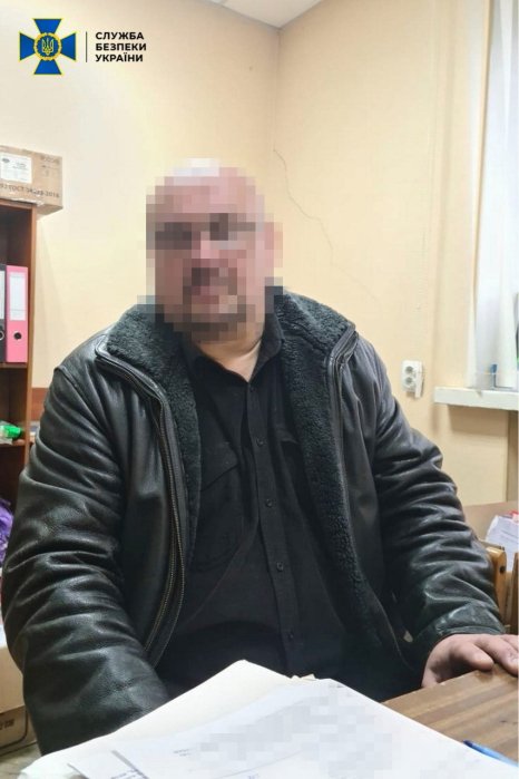 Фото 3 — СБУ затримала колаборанта, який допомагав окупантам будувати блокпости в Харківській області