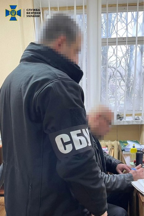 Фото 2 — СБУ затримала колаборанта, який допомагав окупантам будувати блокпости в Харківській області