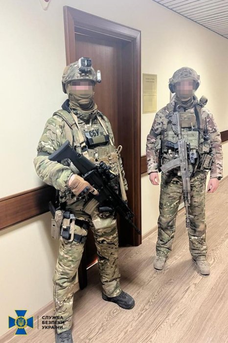 Фото 3 — Озброєні люди заблокували офіс "Укрнафти". В СБУ пояснили, що відбувається