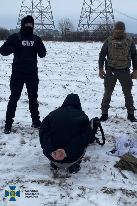 Фото 2 — Хотел обесточить Киев: в Ровенской области задержали "вагнеровца" из Беларуси (ФОТО)