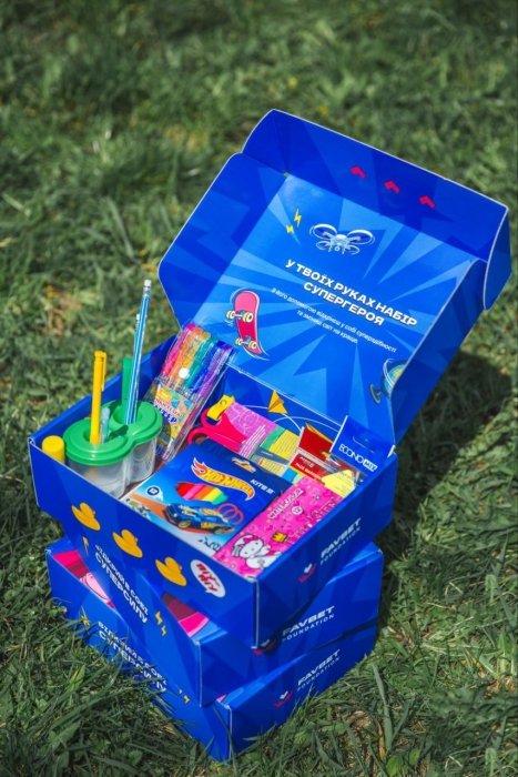 Фото 2 — Favbet Foundation почав передачу 5500 наборів канцелярії для дітей ВПО та військовослужбовців у рамках проєкту "Клуб супергероїв"