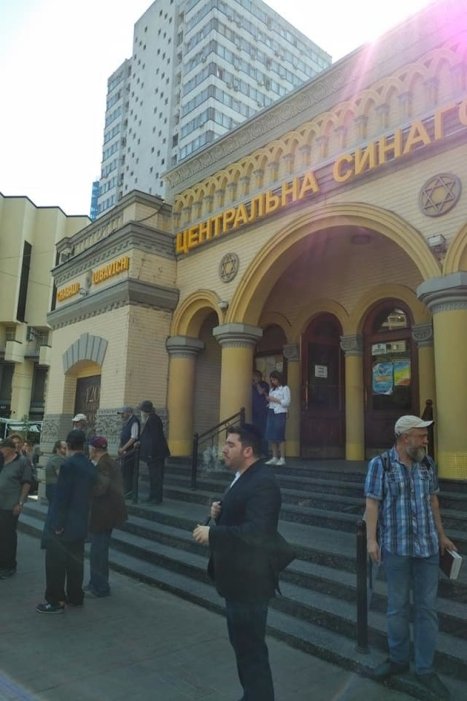 Фото 3 — В Киеве "заминировали" центральную синагогу (ФОТО)
