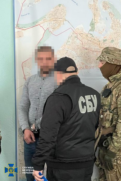 Фото 2 — СБУ обезвредила российскую агентуру, возглавляемую чиновником из Николаева: предателя задержали во время совещания у мэра (ВИДЕО)