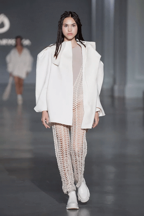 Фото 44 — Свежая мода: дерзкие идеи молодых на показах UFW для тех, кто любит эксперименты (ФОТО)