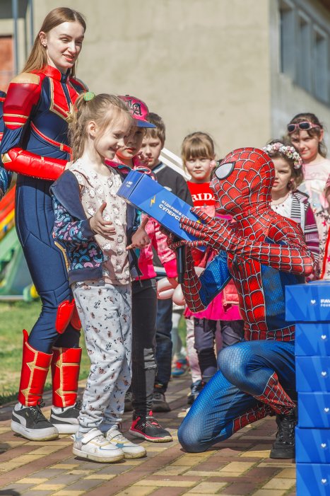 Фото 4 — Favbet Foundation почав передачу 5500 наборів канцелярії для дітей ВПО та військовослужбовців у рамках проєкту "Клуб супергероїв"