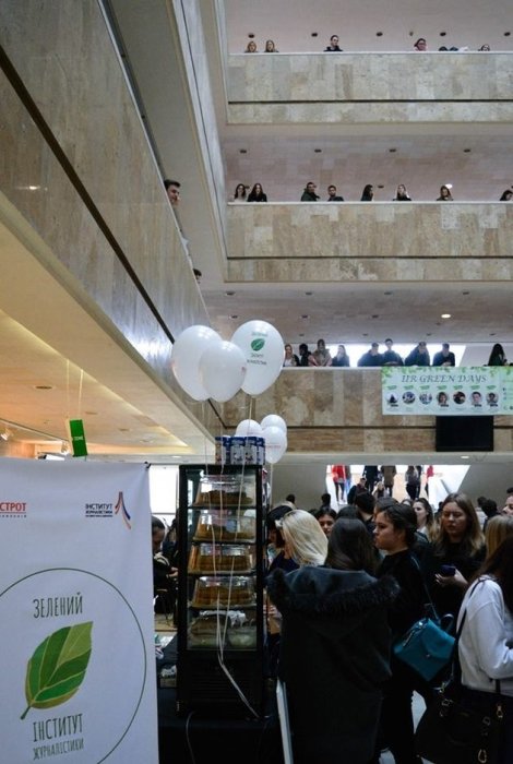 Фото 2 — Студенты КНУ имени Шевченко вместе с "Фокстротом" провели эко-вечеринку