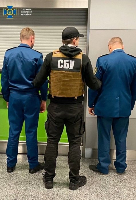 Фото 2 — В аэропорту "Борисполь" таможенники создавали проблемы пассажирам ради взяток — СБУ (ФОТО)