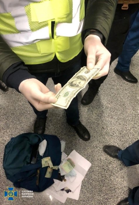 Фото 3 — В аэропорту "Борисполь" таможенники создавали проблемы пассажирам ради взяток — СБУ (ФОТО)