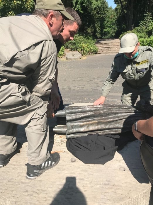 Фото 2 — Вандалы пытались разрушить скульптуру девочки с колосками у Музея Голодомора (ФОТО)