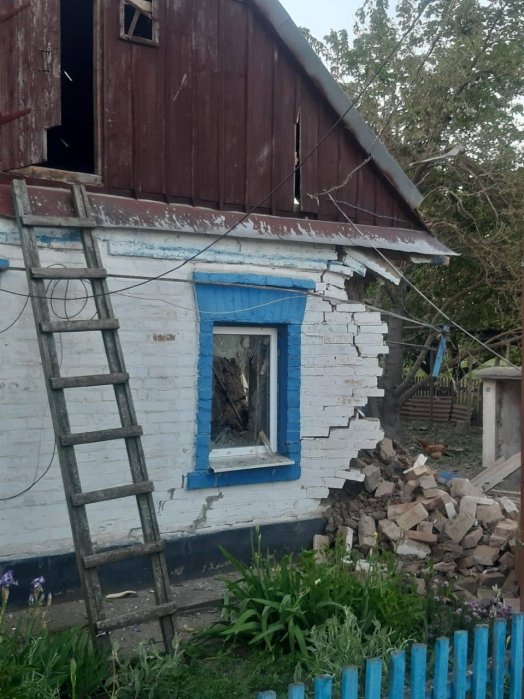Фото 2 — Окупанти обстріляли з "Ураганів" громаду на Дніпропетровщині: зруйновано кілька будинків (ФОТО)