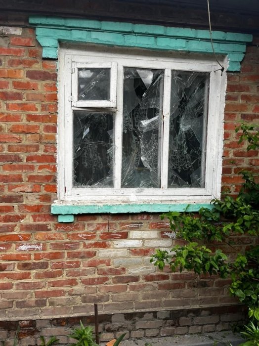 Фото 2 — Сумська область зазнала ворожих ракетних ударів: пошкоджено близько 20 будинків та ЛЕП (ФОТО)