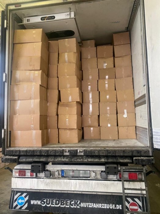 Фото 2 — На границе Украины и Польши выявили контрабандную одежду на 25 млн грн (ФОТО)