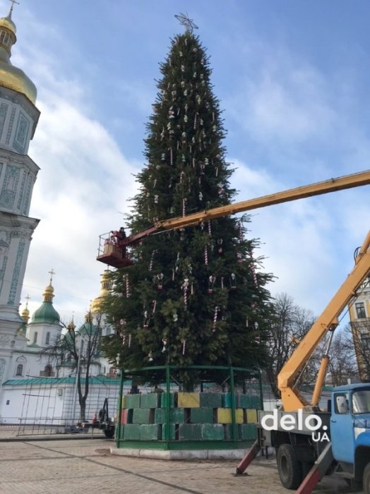 Фото 2 — Новый год в Киеве: главную елку страны уже нарядили (ФОТО)