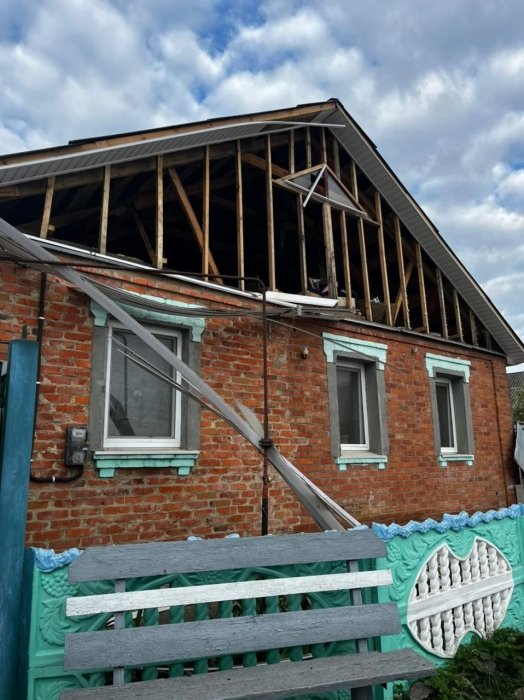 Фото 3 — Сумська область зазнала ворожих ракетних ударів: пошкоджено близько 20 будинків та ЛЕП (ФОТО)