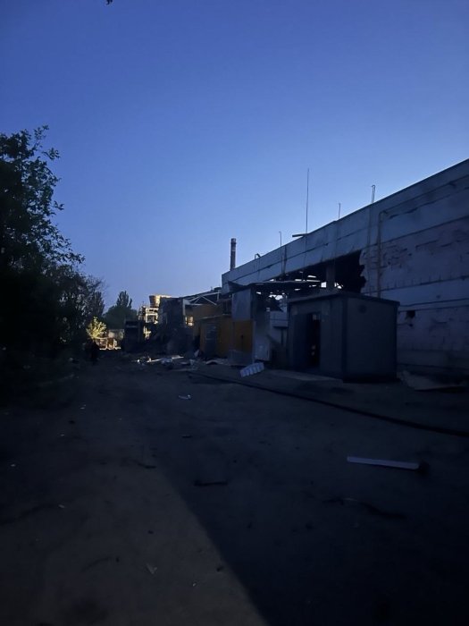 Фото 2 — Російські ракети вдарили по Запорізькому заводу кольорових металів: є руйнування
