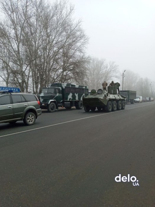 Фото 3 — Жители Новых Санжар пытаются не пустить эвакуированных из Китая украинцев (ФОТО, ВИДЕО)