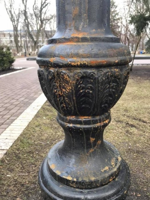 Фото 3 — В Мариинском парке фонари за 18 млн, которыми заменили старинные, поржавели спустя месяц