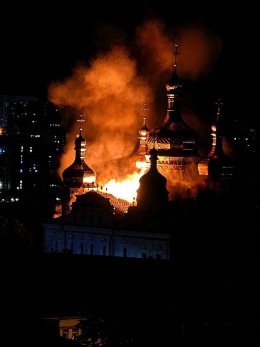 Фото 10 — Росія атакувала Київ: у Києво-Печерській лаврі масштабна пожежа, пошкоджено кіностудію Довженка (ФОТО)