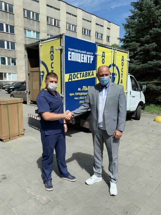Фото 4 — "Епіцентр" передав нову партію апаратів ШВЛ лікарням Львова