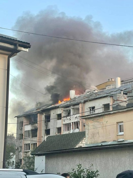 Фото 2 — Во Львове обломки сбитых ракет упали на жилые дома (ФОТО)