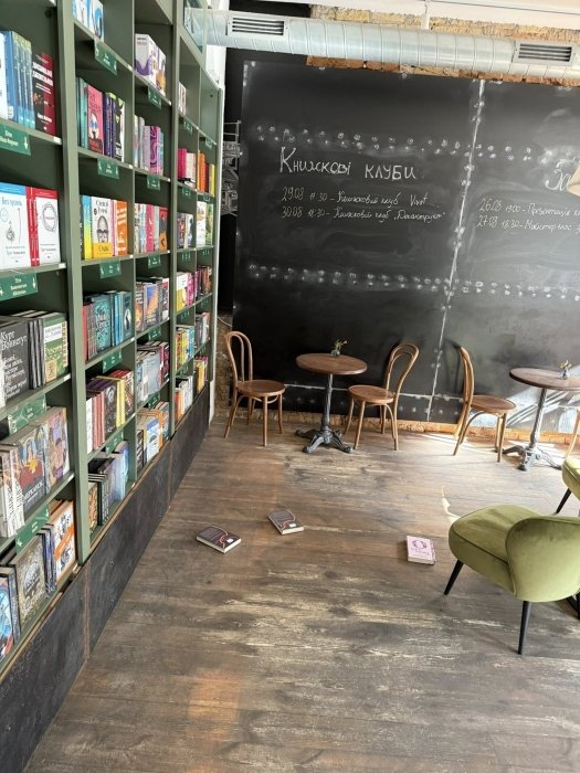 Фото 3 — Внаслідок атаки РФ пошкоджено дві книгарні у центрі Києва (ФОТО)