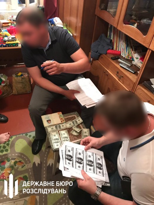 Фото 2 — В Киеве сотрудницы фискальной службы погорели на взятке