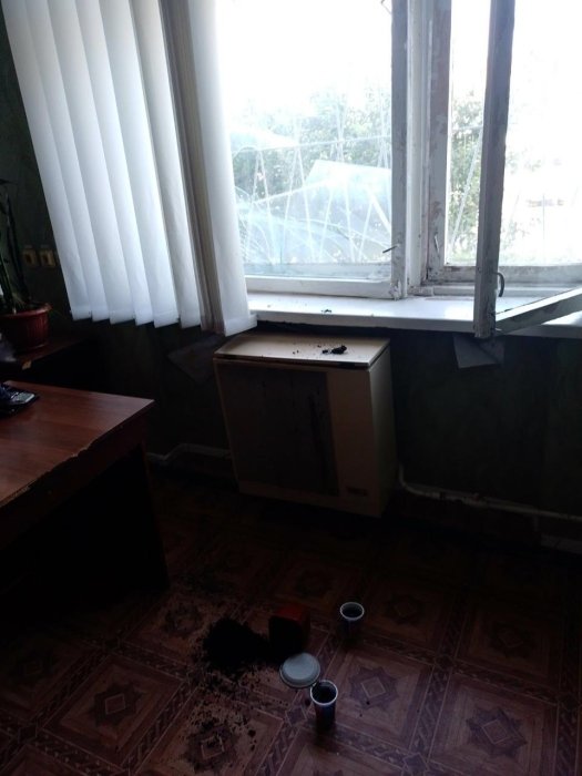 Фото 2 — Выбиты окна и разрушены рабочие места: в Сумской области от атаки РФ поврежден пункт обслуживания налогоплательщиков