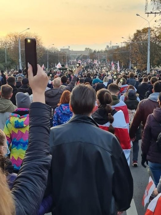 Фото 2 — Протесты в Беларуси: в Минске проходит 100-тысячный марш, слышны взрывы и выстрелы (ВИДЕО)