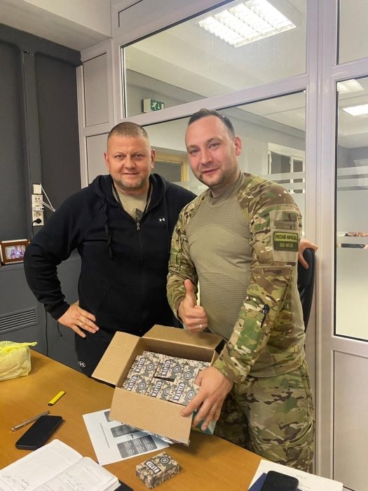 Фото 3 — Главнокомандующий ВСУ показал игральные карты с портретами военных преступников РФ