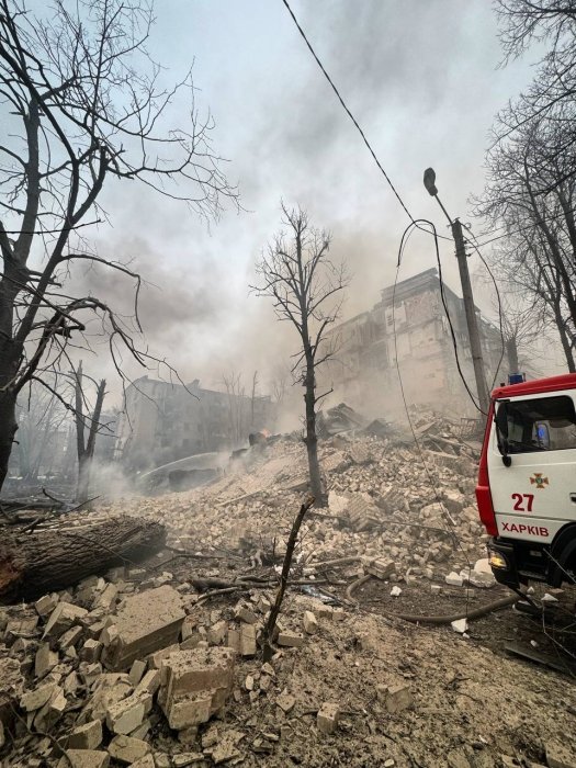 Фото 3 — Ракетна атака на Україну 23 січня: у Харкові знищено підʼїзд багатоквартирного будинку, у Києві пошкоджено спорткомплекс "Укрзалізниці"