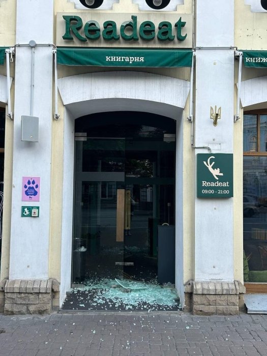 Фото 2 — Внаслідок атаки РФ пошкоджено дві книгарні у центрі Києва (ФОТО)