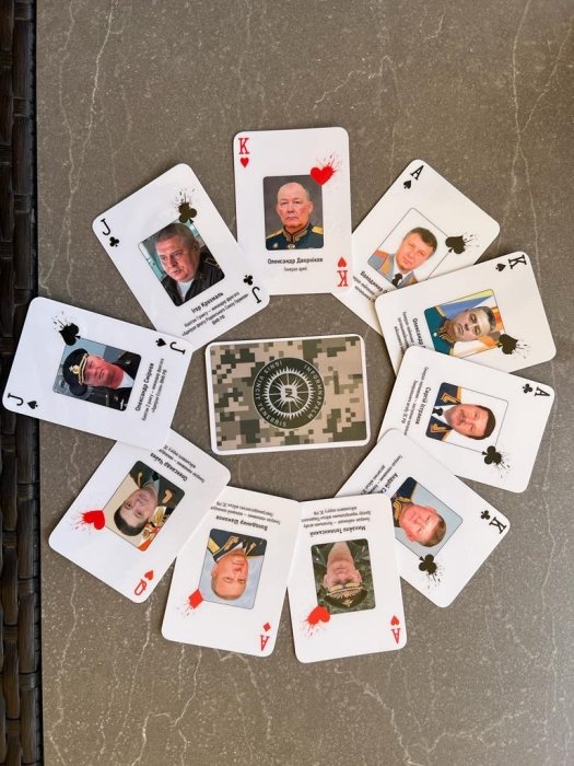 Фото 2 — Главнокомандующий ВСУ показал игральные карты с портретами военных преступников РФ