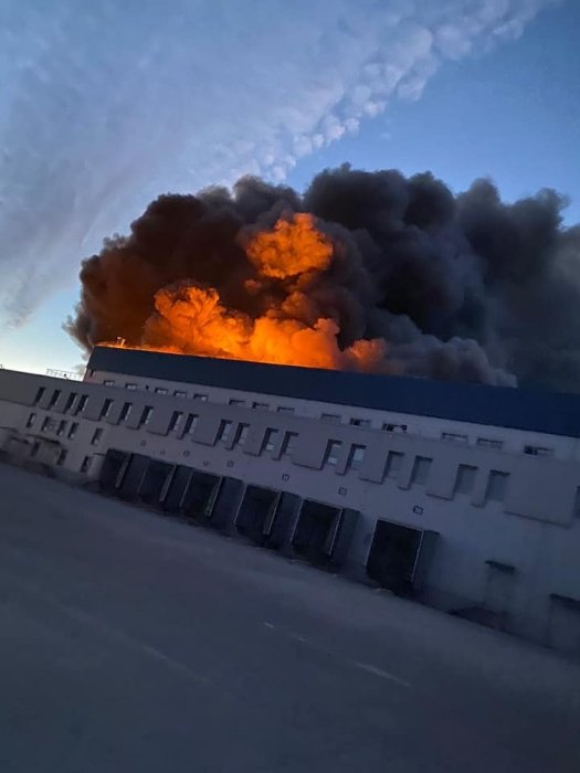 Фото 2 — Под Броварами из-за обстрелов оккупантов сгорел склад замороженных продуктов (ФОТО)