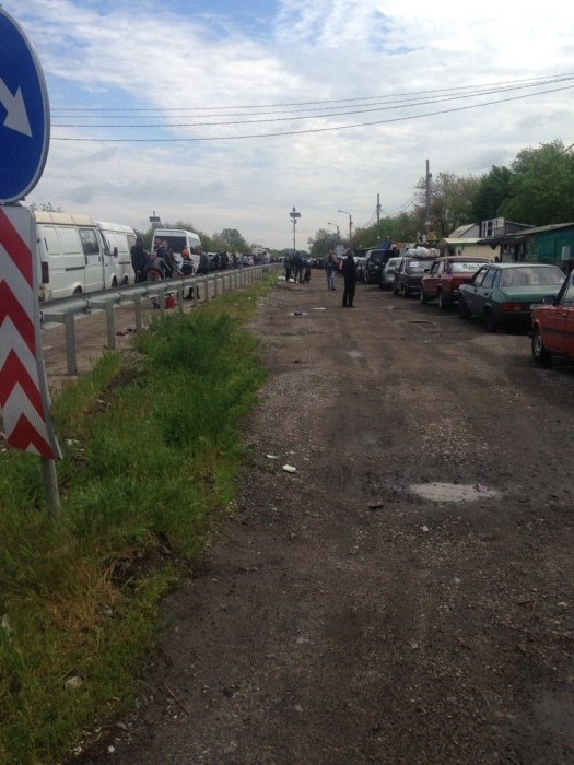 Фото 2 — Ждали несколько дней: россияне пропустили колонну автомобилей с украинцами из Мариуполя (ФОТО)