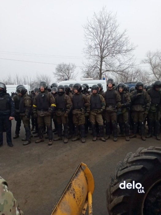 Фото 2 — Жители Новых Санжар пытаются не пустить эвакуированных из Китая украинцев (ФОТО, ВИДЕО)
