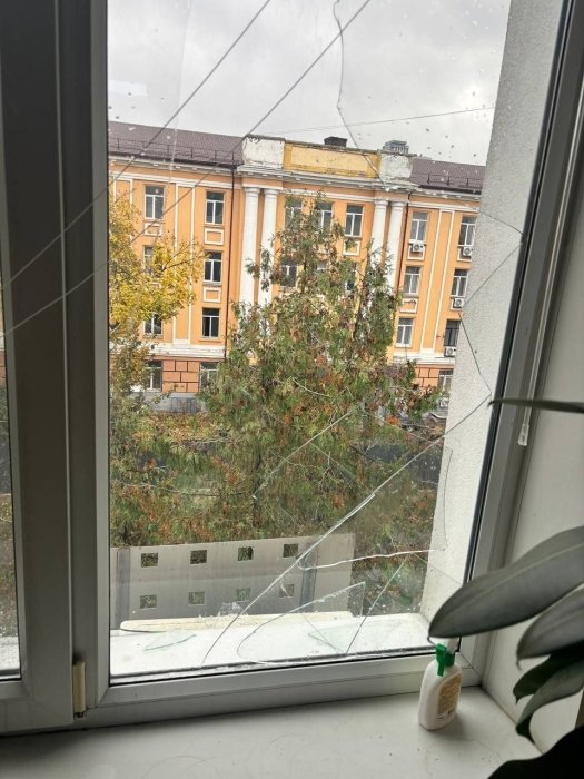 Фото 3 — В результате атаки России в Киеве повреждено здание НКРЭКУ (ФОТО)