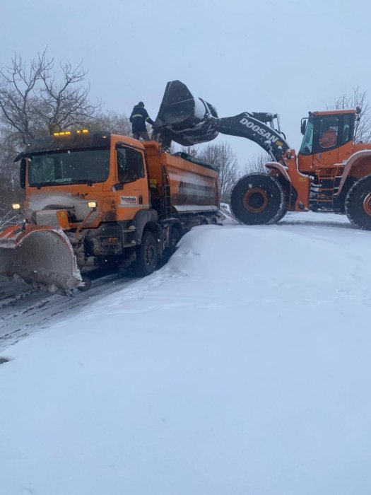 Фото 2 — У Рівненській та Житомирській областях обмежено рух вантажного транспорту через хуртовину