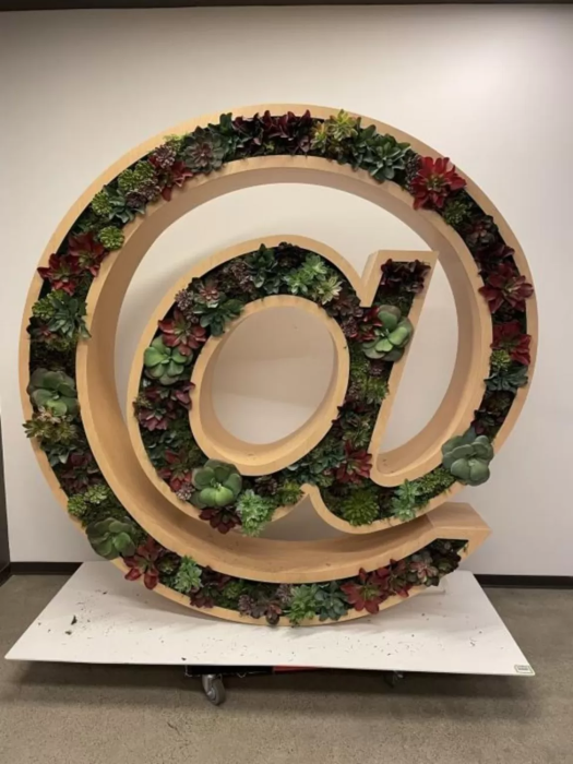 Фото 2 — Twitter продает на аукционе вещи из штаб-квартиры - "птичку", кухонную технику и диваны