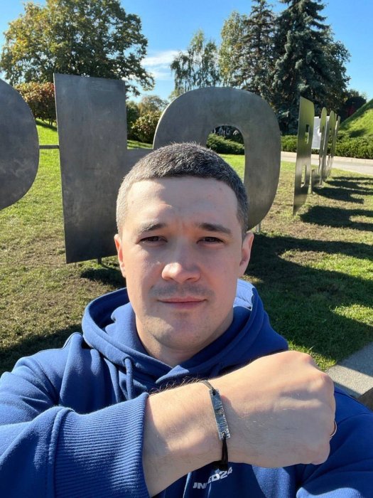 Фото 2 — Символ незламності: в Україні презентували браслети з металу "Азовсталі"