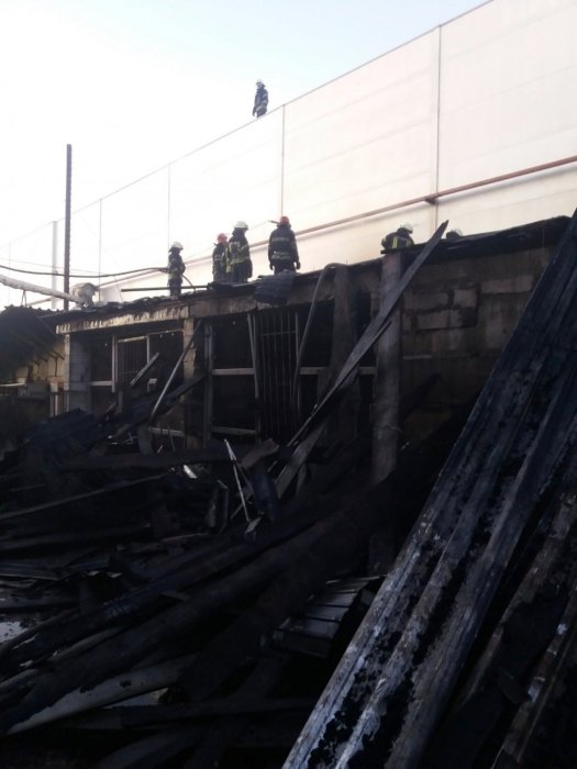 Фото 2 — В Броварах сгорела мебельная фабрика (ФОТО)