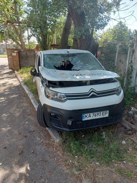 Фото 2 — Російський удар по Нікополю: пошкоджено пересувне відділення "Укрпошти"