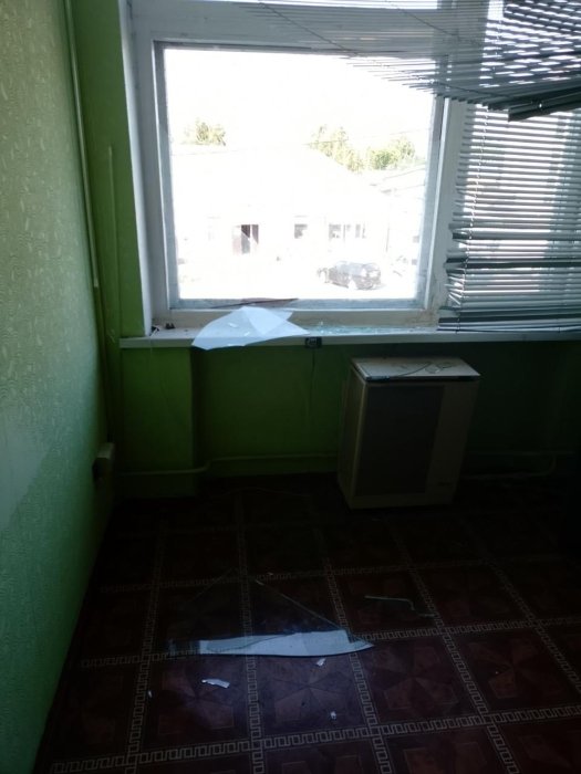 Фото 4 — Выбиты окна и разрушены рабочие места: в Сумской области от атаки РФ поврежден пункт обслуживания налогоплательщиков