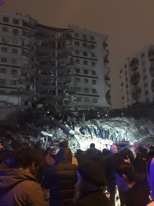 Фото 3 — В Турции произошло сильное землетрясение: десятки разрушенных домов и погибших